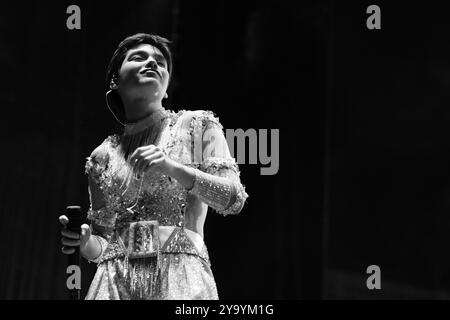 La cantante Aye Alfonso si esibisce durante il concerto Hispanic Heritage alla Puerta del Sol di Madrid, 11 ottobre 2024, Spagna Foto Stock