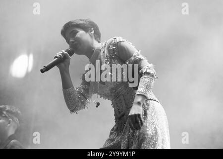 La cantante Aye Alfonso si esibisce durante il concerto Hispanic Heritage alla Puerta del Sol di Madrid, 11 ottobre 2024, Spagna Foto Stock