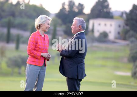 Paphos, Cipro. 11 ottobre 2024. Re Abd Allah II (R) di Giordania parla con il presidente della Commissione europea Ursula von der Leyen durante il vertice Med9 a Paphos, Cipro, l'11 ottobre 2024. I leader dei nove paesi mediterranei dell'Unione europea (UE), noti come Med9, hanno chiesto un cessate il fuoco immediato in Medio Oriente e hanno esortato a riprendere gli sforzi diplomatici per affrontare i conflitti in corso nella regione durante il vertice di venerdì. Crediti: George Christophorou/Xinhua/Alamy Live News Foto Stock