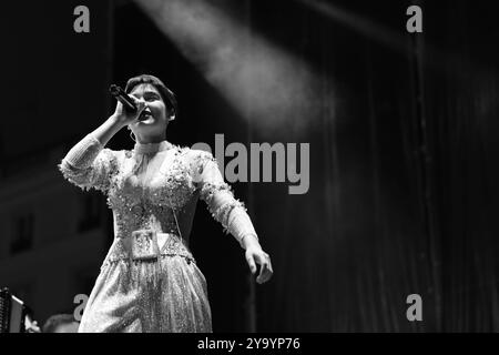 Madrid, Spagna. 3 gennaio 2022. La cantante Aye Alfonso si esibisce durante il concerto Hispanic Heritage alla Puerta del Sol di Madrid, 11 ottobre 2024 Spagna Credit: SIPA USA/Alamy Live News Foto Stock