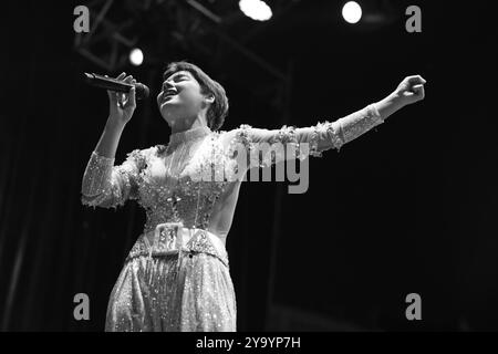 Madrid, Spagna. 3 gennaio 2022. La cantante Aye Alfonso si esibisce durante il concerto Hispanic Heritage alla Puerta del Sol di Madrid, 11 ottobre 2024 Spagna Credit: SIPA USA/Alamy Live News Foto Stock