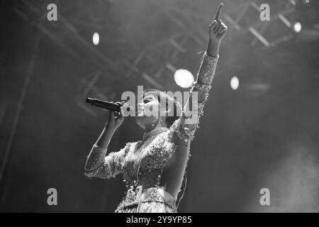 Madrid, Spagna. 3 gennaio 2022. La cantante Aye Alfonso si esibisce durante il concerto Hispanic Heritage alla Puerta del Sol di Madrid, 11 ottobre 2024 Spagna Credit: SIPA USA/Alamy Live News Foto Stock