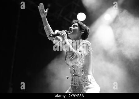 Madrid, Spagna. 3 gennaio 2022. La cantante Aye Alfonso si esibisce durante il concerto Hispanic Heritage alla Puerta del Sol di Madrid, 11 ottobre 2024 Spagna Credit: SIPA USA/Alamy Live News Foto Stock