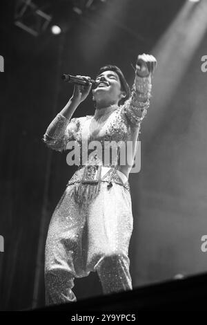 Madrid, Spagna. 3 gennaio 2022. La cantante Aye Alfonso si esibisce durante il concerto Hispanic Heritage alla Puerta del Sol di Madrid, 11 ottobre 2024 Spagna Credit: SIPA USA/Alamy Live News Foto Stock