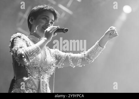 Madrid, Spagna. 3 gennaio 2022. La cantante Aye Alfonso si esibisce durante il concerto Hispanic Heritage alla Puerta del Sol di Madrid, 11 ottobre 2024 Spagna Credit: SIPA USA/Alamy Live News Foto Stock