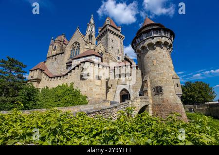 Castello Kreuzenstein in Austria vicino a Vienna. Bellissimo antico castello medievale in Europa. Fortezza con mura e torri in mattoni Foto Stock