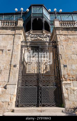 Salamanca, Spagna - 15 settembre 2024: Ingresso principale della Casa Lis, conosciuta come il Museo Art Nouveau e Art Deco, è un museo di arti decorative l Foto Stock