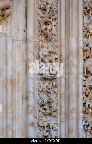 Salamanca, Spagna - 14 settembre 2024: Scultura astronauta brama nella Puerta de Ramos della Cattedrale di Salamanca, realizzata nel restauro del 1992. Foto Stock