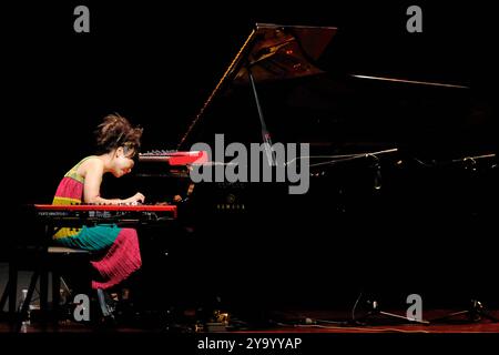 Concerto di musica - HIROMI - HIROMI S SONICWONDER Hiromi, Hiromi Uehara durante HIROMI - HIROMI S SONICWONDER , Concerto di musica a Verona, Italia, 10 ottobre 2024 Verona Teatro ristoranti Italia Copyright: XMariaxCristinaxNapolitanox/xLiveMediax LPM 1553859 Foto Stock