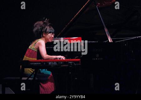 Concerto di musica - HIROMI - HIROMI S SONICWONDER Hiromi, Hiromi Uehara durante HIROMI - HIROMI S SONICWONDER , Concerto di musica a Verona, Italia, 10 ottobre 2024 Verona Teatro ristoranti Italia Copyright: XMariaxCristinaxNapolitanox/xLiveMediax LPM 1553865 Foto Stock