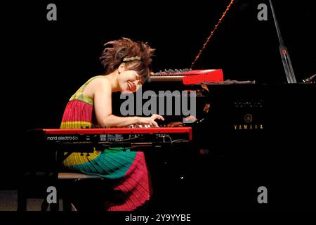 Concerto di musica - HIROMI - HIROMI S SONICWONDER Hiromi, Hiromi Uehara durante HIROMI - HIROMI S SONICWONDER , Concerto di musica a Verona, Italia, 10 ottobre 2024 Verona Teatro ristoranti Italia Copyright: XMariaxCristinaxNapolitanox/xLiveMediax LPM 1553861 Foto Stock