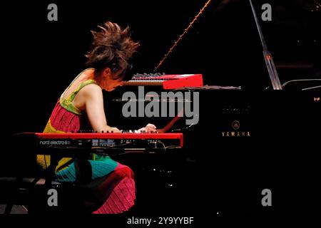 Concerto di musica - HIROMI - HIROMI S SONICWONDER Hiromi, Hiromi Uehara durante HIROMI - HIROMI S SONICWONDER , Concerto di musica a Verona, Italia, 10 ottobre 2024 Verona Teatro ristoranti Italia Copyright: XMariaxCristinaxNapolitanox/xLiveMediax LPM 1553862 Foto Stock