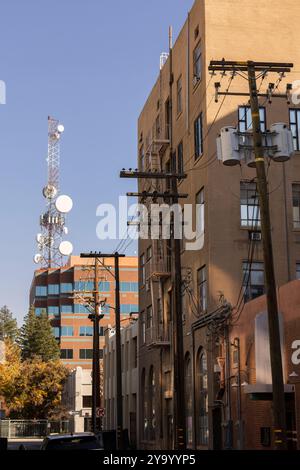 Bakersfield, California, Stati Uniti - 24 novembre 2023: Il sole del pomeriggio splende nel cuore storico urbano del centro di Bakersfield. Foto Stock