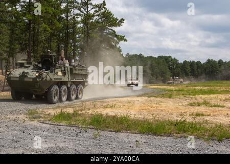 Lo U.S. Army Combat Capabilities Development Command (DEVCOM), comando, controllo, comunicazioni, computer, Cyber, Intelligence, Surveillance, and Reconnaissance Center (C5ISR) sta guidando la scienza e la tecnologia dell'esercito nella costruzione di Mobile Command Posts of the Future. Gli esperti in materia del centro C5ISR stanno esplorando come gli elementi dei postazioni di comando geograficamente distribuiti rimangano collegati in modo sicuro attraverso la tecnologia emergente delle comunicazioni wireless durante l'esperimento di modernizzazione della rete 24 presso la Joint base McGuire-Dix-Lakehurst, New Jersey, agosto 2024. (Foto dell'esercito degli Stati Uniti di Dan Lafontaine) Foto Stock