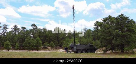 Lo U.S. Army Combat Capabilities Development Command (DEVCOM), comando, controllo, comunicazioni, computer, Cyber, Intelligence, Surveillance, and Reconnaissance Center (C5ISR) sta guidando la scienza e la tecnologia dell'esercito nella costruzione di Mobile Command Posts of the Future. Gli esperti in materia del centro C5ISR stanno esplorando come gli elementi dei postazioni di comando geograficamente distribuiti rimangano collegati in modo sicuro attraverso la tecnologia emergente delle comunicazioni wireless durante l'esperimento di modernizzazione della rete 24 presso la Joint base McGuire-Dix-Lakehurst, New Jersey, agosto 2024. (Foto dell'esercito degli Stati Uniti di Dan Lafontaine) Foto Stock