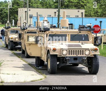 Lo U.S. Army Combat Capabilities Development Command (DEVCOM), comando, controllo, comunicazioni, computer, Cyber, Intelligence, Surveillance, and Reconnaissance Center (C5ISR) sta guidando la scienza e la tecnologia dell'esercito nella costruzione di Mobile Command Posts of the Future. Gli esperti in materia del centro C5ISR stanno esplorando come gli elementi dei postazioni di comando geograficamente distribuiti rimangano collegati in modo sicuro attraverso la tecnologia emergente delle comunicazioni wireless durante l'esperimento di modernizzazione della rete 24 presso la Joint base McGuire-Dix-Lakehurst, New Jersey, agosto 2024. (Foto dell'esercito degli Stati Uniti di Dan Lafontaine) Foto Stock