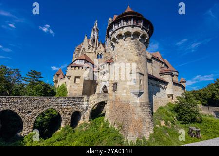 Castello Kreuzenstein in Austria vicino a Vienna. Bellissimo antico castello medievale in Europa. Fortezza con mura e torri in mattoni Foto Stock