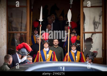 Città del Vaticano, Vaticano. 11 ottobre 2024. Il presidente ucraino Volodymyr Zelenskyy, scortato dalla Guardia Svizzera, parte a seguito di un'udienza privata con Papa Francesco, in Vaticano, 11 ottobre 2024, nella città del Vaticano. Crediti: Simone Risoluti/Vatican Media/Alamy Live News Foto Stock