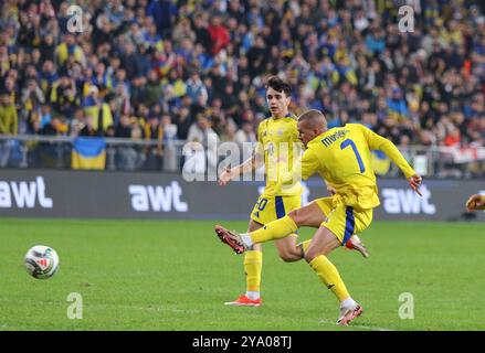 Poznan, Polonia. 11 ottobre 2024. Mykhailo Mudryk dell'Ucraina (#7) segna un gol durante la partita della UEFA Nations League Ucraina contro Georgia allo stadio Poznan di Poznan, Polonia. Crediti: Oleksandr Prykhodko/Alamy Live News Foto Stock