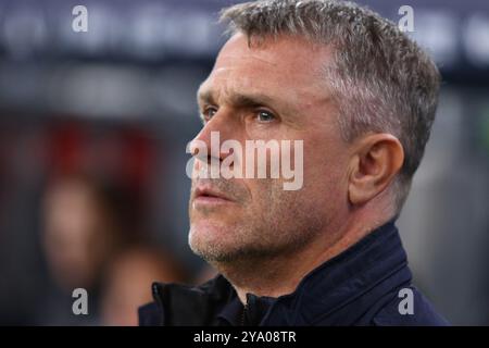 Poznan, Polonia. 11 ottobre 2024. L'allenatore ucraino Serhiy Rebrov guarda durante la partita della UEFA Nations League Ucraina contro Georgia allo stadio Poznan di Poznan, Polonia. Crediti: Oleksandr Prykhodko/Alamy Live News Foto Stock