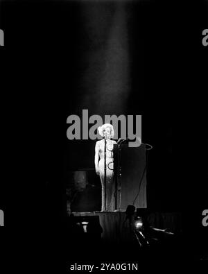 L'attrice americana Marilyn Monroe si esibisce alla cena di raccolta fondi del Partito Democratico e saluto di compleanno al presidente degli Stati Uniti John F. Kennedy, Madison Square Garden, New York, New York, USA, Cecil Stoughton, White House Photographs, 19 maggio 1962 Foto Stock