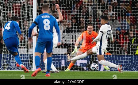 Londra, Regno Unito. 10 ottobre 2024. Vangelis Pavlidis della Grecia (l) segna la sua squadra 1° goal. Inghilterra contro Grecia, partita del gruppo F della UEFA Nations League allo stadio Wembley di Londra giovedì 10 ottobre 2024. Solo per uso editoriale. foto di Sandra Mailer/Andrew Orchard fotografia sportiva/Alamy Live News Credit: Andrew Orchard fotografia sportiva/Alamy Live News Foto Stock