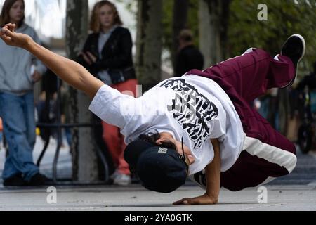 Francoforte, Assia, Germania. 11 ottobre 2024. Un gruppo di ballerini rompe ballare per strada nel centro di Francoforte, Germania. (Immagine di credito: © Matias Basualdo/ZUMA Press Wire) SOLO PER USO EDITORIALE! Non per USO commerciale! Foto Stock