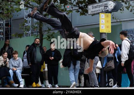 Francoforte, Assia, Germania. 11 ottobre 2024. Un gruppo di ballerini rompe ballare per strada nel centro di Francoforte, Germania. (Immagine di credito: © Matias Basualdo/ZUMA Press Wire) SOLO PER USO EDITORIALE! Non per USO commerciale! Foto Stock