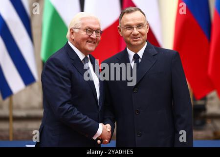 Cracovia, Polonia. 11 ottobre 2024. Il presidente della Polonia Andrzej Duda e il presidente della Germania, Frank-Walter Steinmeier, partecipano a una cerimonia di benvenuto durante la riunione del gruppo Arraiolos presso il Castello reale di Wawel a Cracovia, in Polonia, l'11 ottobre 2024. (Credit Image: © Beata Zawrzel/ZUMA Press Wire) SOLO PER USO EDITORIALE! Non per USO commerciale! Foto Stock