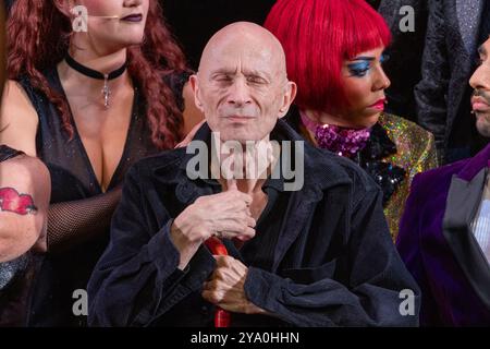 Jason Donovan interpreta Frank n Furter sul palco durante il photocall al Rocky Horror Show Musical con: Richard o'Brien dove: Londra, Regno Unito quando: 10 settembre 2024 Credit: Phil Lewis/WENN Foto Stock