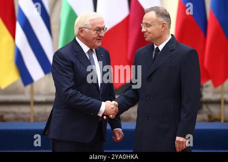 Cracovia, Polonia. 11 ottobre 2024. Il presidente della Polonia Andrzej Duda e il presidente della Germania, Frank-Walter Steinmeier, partecipano a una cerimonia di benvenuto durante la riunione del gruppo Arraiolos presso il Castello reale di Wawel a Cracovia, in Polonia, l'11 ottobre 2024. (Credit Image: © Beata Zawrzel/ZUMA Press Wire) SOLO PER USO EDITORIALE! Non per USO commerciale! Foto Stock