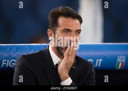 Roma, Italia, 10 ottobre 2024. L'ex portiere Italia, Parma, Juventus e PSG e attuale capo delegazione della FIGC Gianluigi Buffon reagisce prima del calcio d'inizio della partita di UEFA Nations League allo Stadio Olimpico di Roma. Il credito immagine dovrebbe essere: Jonathan Moscrop / Sportimage Foto Stock