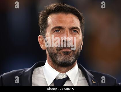 Roma, Italia. 10 ottobre 2024. L'ex Italia, Parma, Juventus e PSG portiere e attuale capo delegazione della FIGC Gianluigi Buffon guarda durante l'inno nazionale prima della partita di UEFA Nations League allo Stadio Olimpico di Roma. Il credito per immagini dovrebbe essere: Jonathan Moscrop/Sportimage Credit: Sportimage Ltd/Alamy Live News Foto Stock