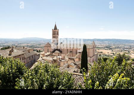 Scenografie architettoniche della Basilica di Santa chiara (Basilica di Santa chiara) ad Assisi, provincia di Perugia, Italia. Foto Stock