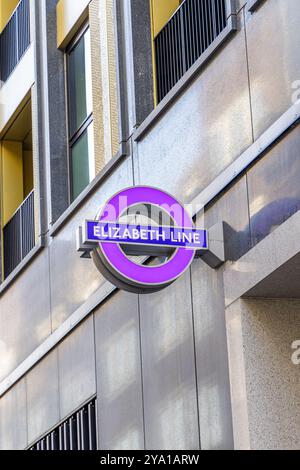 Londra, Regno Unito - 19 settembre 2024: Trasporti urbani moderni - segnaletica Elizabeth Line sull'esterno dell'edificio di Londra Foto Stock