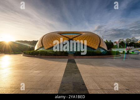 Padiglione di vetro sotto forma di fiore di girasole Lam Vien Square a Dalat, Vietnam Foto Stock