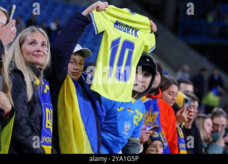 Poznan, Polonia. 11 ottobre 2024. I tifosi ucraini con la Mudryk T-Shirt mostrano il loro sostegno durante la partita della UEFA Nations League Ucraina contro Georgia allo stadio Poznan di Poznan, Polonia. Crediti: Oleksandr Prykhodko/Alamy Live News Foto Stock