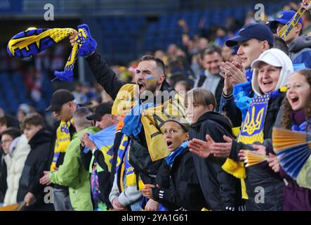 Poznan, Polonia. 11 ottobre 2024. I tifosi ucraini mostrano il loro sostegno durante la partita della UEFA Nations League Ucraina contro Georgia allo stadio Poznan di Poznan, Polonia. Crediti: Oleksandr Prykhodko/Alamy Live News Foto Stock