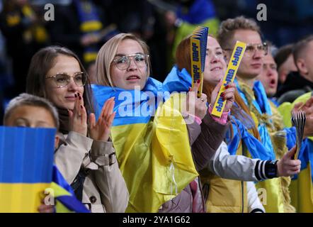 Poznan, Polonia. 11 ottobre 2024. I tifosi ucraini mostrano il loro sostegno durante la partita della UEFA Nations League Ucraina contro Georgia allo stadio Poznan di Poznan, Polonia. Crediti: Oleksandr Prykhodko/Alamy Live News Foto Stock