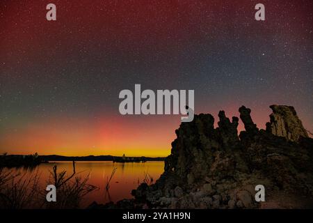 10 ottobre 20024. Il lago mono, le formazioni di tufo CA. Sulla riva sud del lago Mono sono mostrate con le luci dell'aurora boreale, l'aurora boreale. Foto Stock