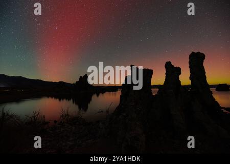 10 ottobre 20024. Il lago mono, le formazioni di tufo CA. Sulla riva sud del lago Mono sono mostrate con le luci dell'aurora boreale, l'aurora boreale. Foto Stock