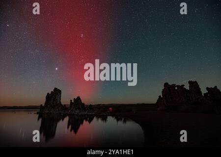 10 ottobre 20024. Il lago mono, le formazioni di tufo CA. Sulla riva sud del lago Mono sono mostrate con le luci dell'aurora boreale, l'aurora boreale. Foto Stock
