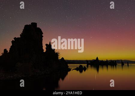 10 ottobre 20024. Il lago mono, le formazioni di tufo CA. Sulla riva sud del lago Mono sono mostrate con le luci dell'aurora boreale, l'aurora boreale. Foto Stock