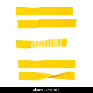 Il set per la vista dall'alto di nastro vinilico adesivo giallo stropicciato o stropicciato o nastro in tessuto a strisce è isolato su sfondo bianco con percorso di ritaglio. Foto Stock
