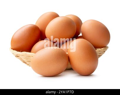 Il gruppo di uova di pollo brune fresche in pila nel cestello di vimini è isolato su sfondo bianco con percorso di ritaglio. Foto Stock