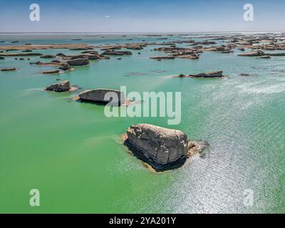 Fondali di Yardang e riflessi nel lago. Ubicazione: Parco geologico acquatico di Wusute Yadan, provincia di Qinghai, Cina, immagine aerea dei droni Foto Stock