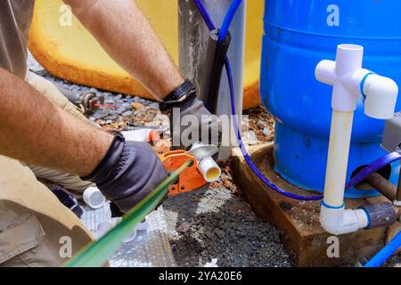 Installazione di un servizio di collegamento per pozzi d'acqua per l'impianto idrico mediante idraulico Foto Stock