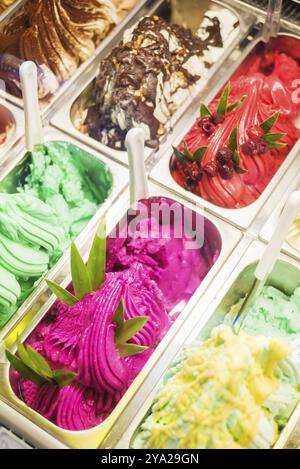 Classico gelato italiano misto in esposizione Foto Stock