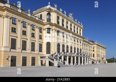 Grande palazzo barocco con facciata elegante al sole, Vienna Foto Stock