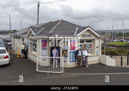 Un piccolo chiosco con persone in piedi di fronte alla strada con il tempo nuvoloso, Ballycastle Foto Stock